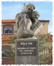 Escultura "Ayuda al cado"