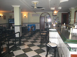 Interior y barra del local