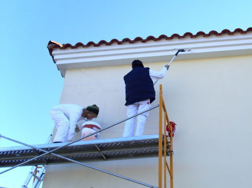 Alumnos/as del taller de pintura pintando el edificio de la Casa de la Cultura de Garbayuela, haga clic para ampliar la imagen