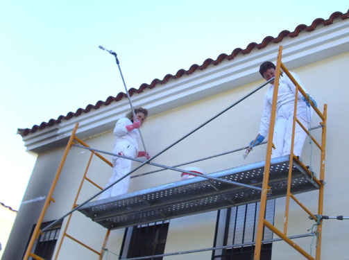 Alumnos/as del taller de pintura pintando el edificio de la Casa de la Cultura de Garbayuela, haga clic para ampliar la imagen