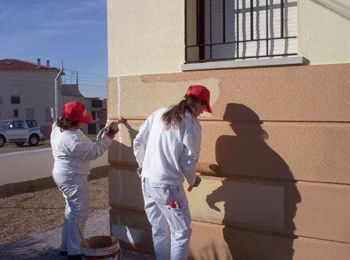 Alumnos/as del taller de pintura pintando el edificio de la Casa de la Cultura de Garbayuela, haga clic para ampliar la imagen