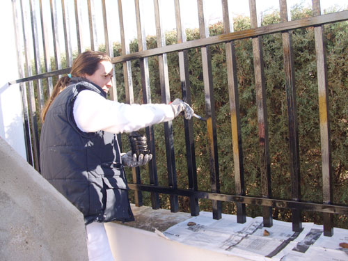 Alumnos/as del taller de pintura pintando el edificio de la Casa de la Cultura de Garlitos, haga clic para ampliar la imagen