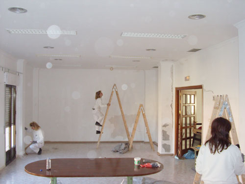 Alumnos/as del taller de pintura pintando el edificio de la Casa de la Cultura de Garlitos, haga clic para ampliar la imagen
