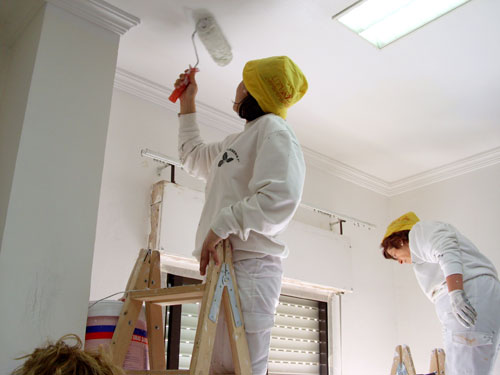 Alumnos/as del taller de pintura pintando el edificio de la Casa de la Cultura de Garlitos, haga clic para ampliar la imagen