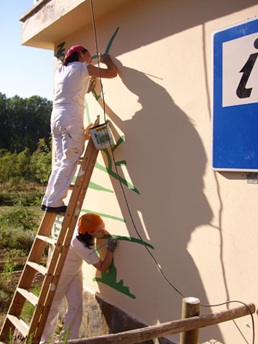 Alumnos/as del taller de pintura y del taller de R.A.D., restaurando el Centro de Interpretacin de Puerto Pea, haga clic para ampliar la imagen