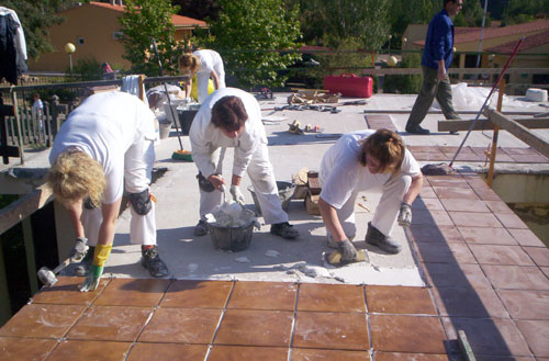 Alumnos/as del taller de pintura y del taller de R.A.D., restaurando el Centro de Interpretacin de Puerto Pea, haga clic para ampliar la imagen