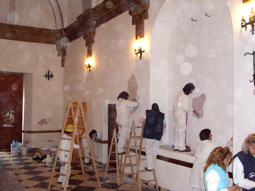 Alumnos/as del taller de pintura pintando el edificio de la Iglesia del Risco, haga clic para ampliar la imagen