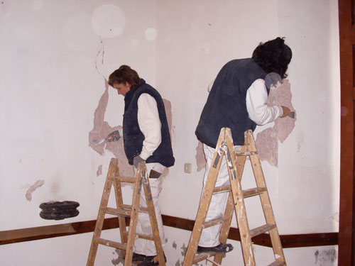 Alumnos/as del taller de pintura pintando el edificio de la Iglesia del Risco, haga clic para ampliar la imagen