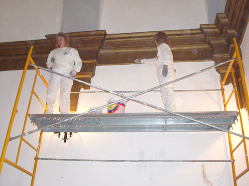 Alumnos/as del taller de pintura pintando el edificio de la Iglesia del Risco, haga clic para ampliar la imagen