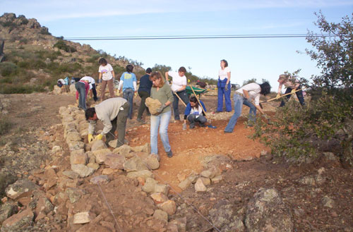 Alumnos/as del taller de R.A.D. construyendo un mirador en la ruta Esparragosa de Lares-Puebla de Alcocer, haga clic para ampliar la imagen