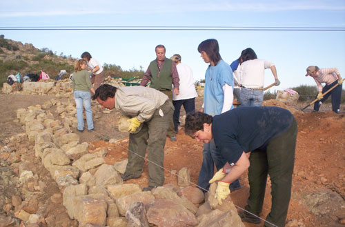 Alumnos/as del taller de R.A.D. construyendo un mirador en la ruta Esparragosa de Lares-Puebla de Alcocer, haga clic para ampliar la imagen