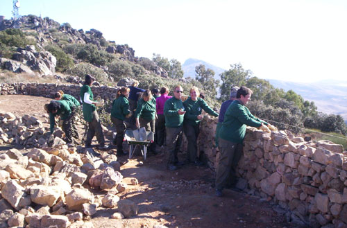 Alumnos/as del taller de R.A.D. construyendo un mirador en la ruta Esparragosa de Lares-Puebla de Alcocer, haga clic para ampliar la imagen