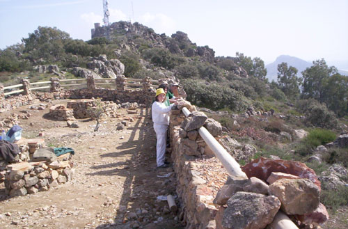 Alumnos/as del taller de R.A.D. construyendo un mirador en la ruta Esparragosa de Lares-Puebla de Alcocer, haga clic para ampliar la imagen