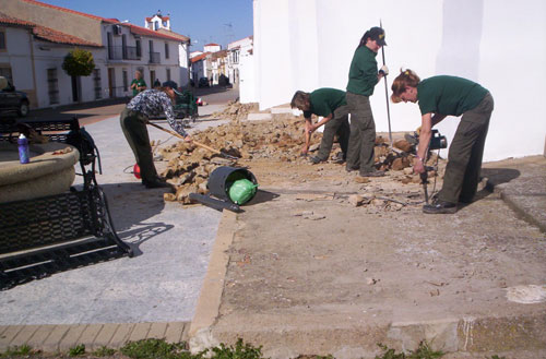 Alumnos/as del taller de R.A.D. restaurando el exterior de la Iglesia del Espritu Santo de Sancti-Spritus, haga clic para ampliar la imagen