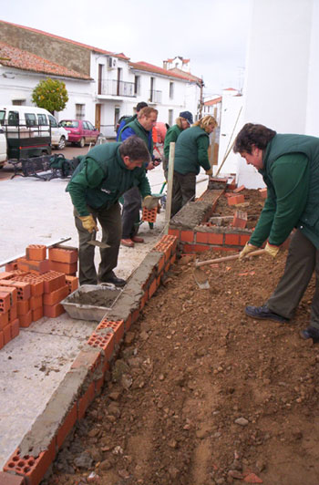 Alumnos/as del taller de R.A.D. restaurando el exterior de la Iglesia del Espritu Santo de Sancti-Spritus, haga clic para ampliar la imagen