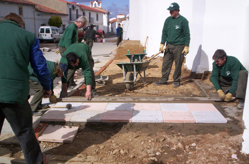 Alumnos/as del taller de R.A.D. restaurando el exterior de la Iglesia del Espritu Santo de Sancti-Spritus, haga clic para ampliar la imagen