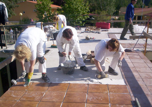 Imagen de las alumnas de los talleres de pintura y R.A.D. realizando trabajos de restauracin en la terraza del centro de interpretacin, haga clic en la imagen para ampliar la foto