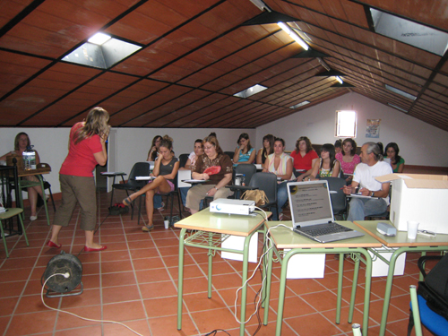 Alumnos y monitora de curso de inglés, haga clic para ampliar