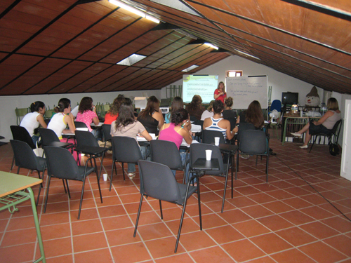 Alumnos y monitora de curso de inglés, haga clic para ampliar