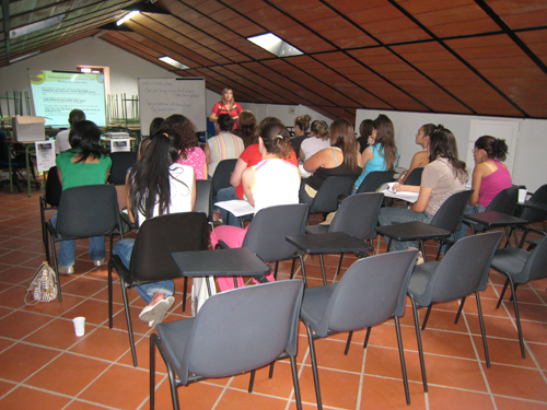 Alumnos y monitora del curso de inglés, haga clic para ampliar Alumnos y monitora de curso de inglés, haga clic para ampliar